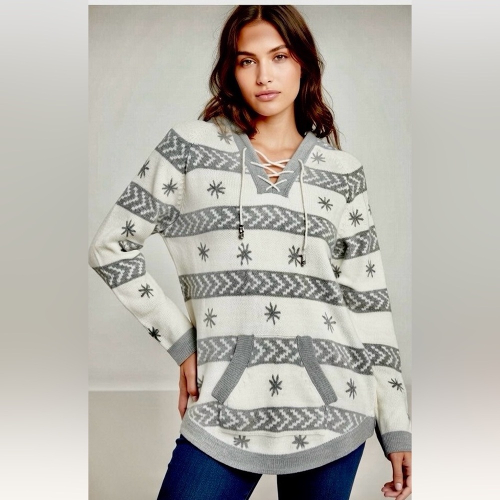 Artesanía Alpaca Gray and White Patterned Knit Sweater with hoodie. Made in Peru